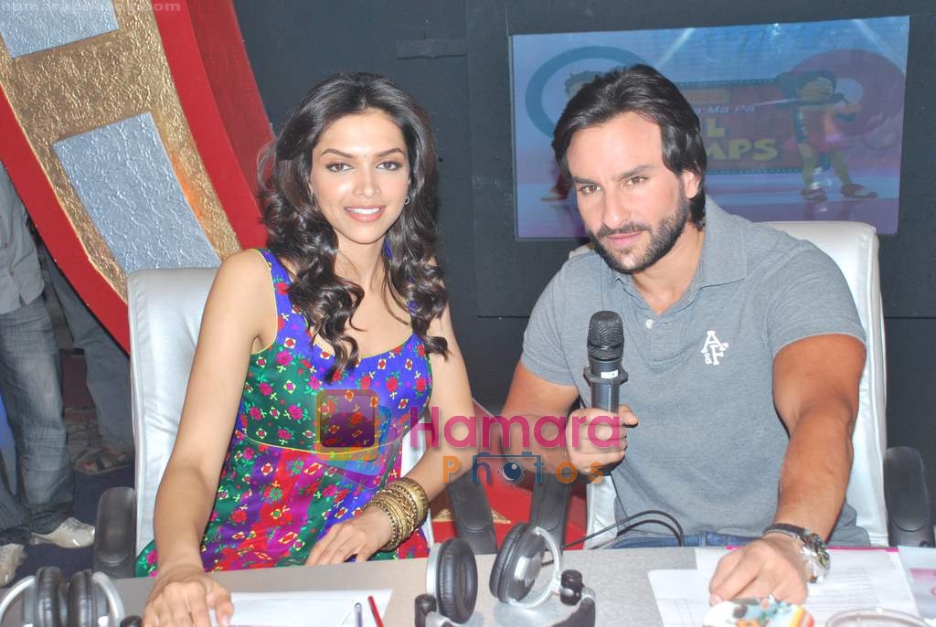 Saif Ali Khan and Deepika Padukone at Love Aaj Kal music launch on the sets of Sa Re Ga Ma Pa Lil Champs in Famous Studios on 27th June 2009 