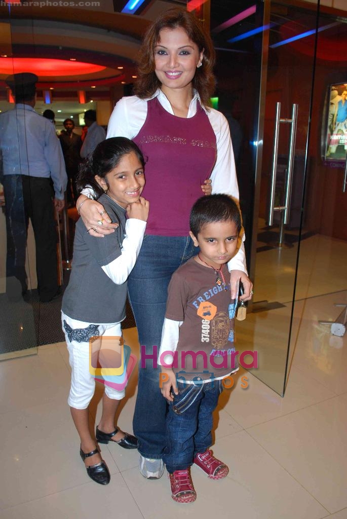 Deepshikha with her kids at ICE AGE 2 PREMIERE in Fame, Malad on 1st July 2009