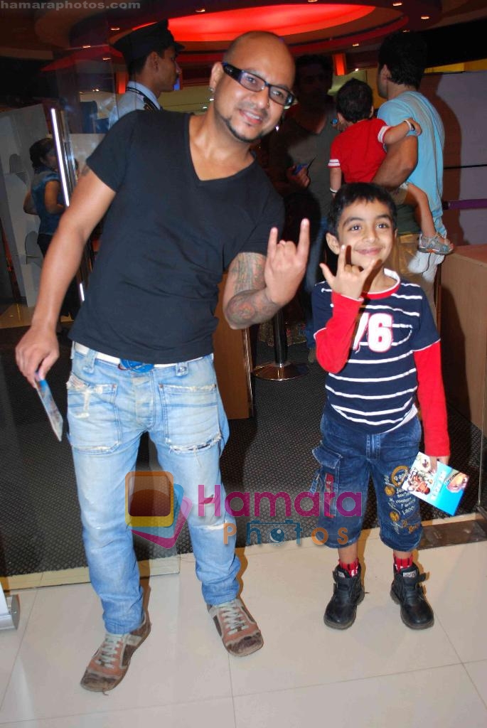 Aalim Hakim with his nephew at ICE AGE 2 PREMIERE in Fame, Malad on 1st July 2009