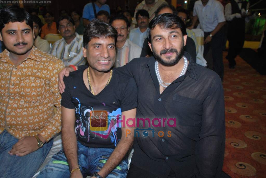 Manoj Tiwari, Raju Shrivastav at Bhojpuri bash hosted by Front Line Entertainment and M-Series in Four Bungalows on 16th July 2009 