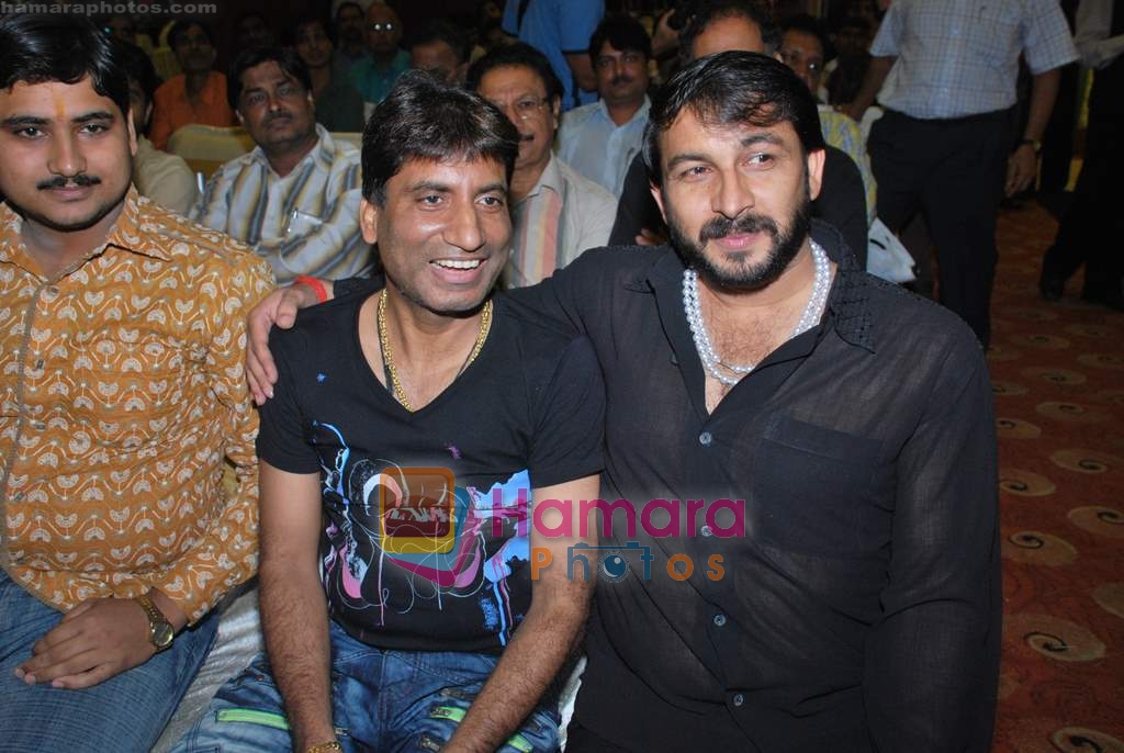 Manoj Tiwari, Raju Shrivastav at Bhojpuri bash hosted by Front Line Entertainment and M-Series in Four Bungalows on 16th July 2009 