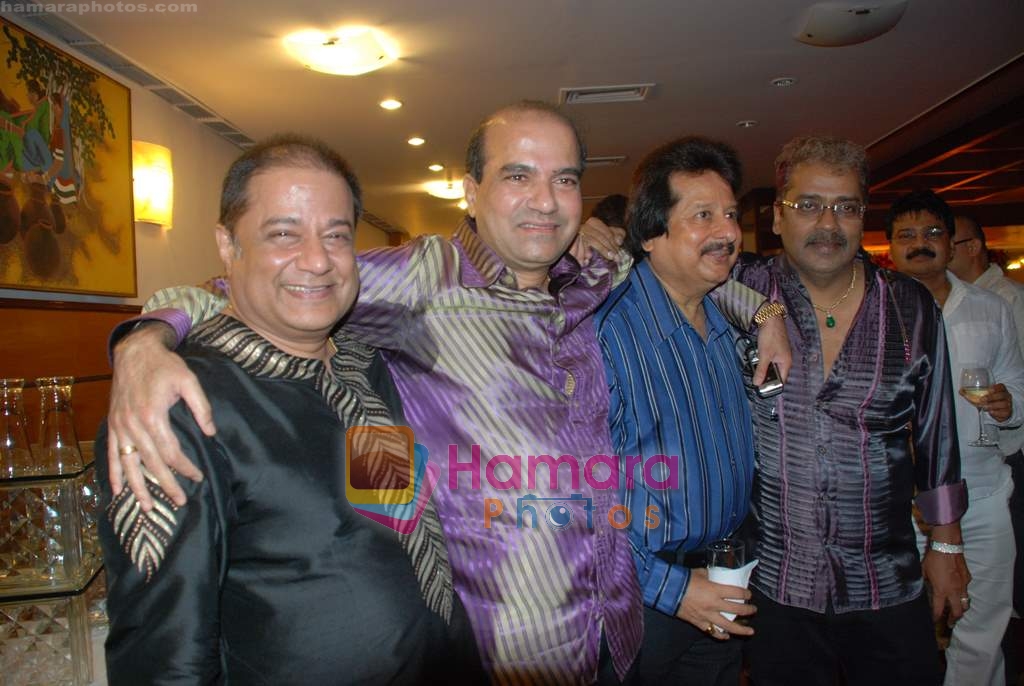 Anup Jalota, Suresh Wadkar, Pankaj Udhas, Hariharan at Anup Jalota's birthday bash in Worli, Mumbai on 29th July 2009 