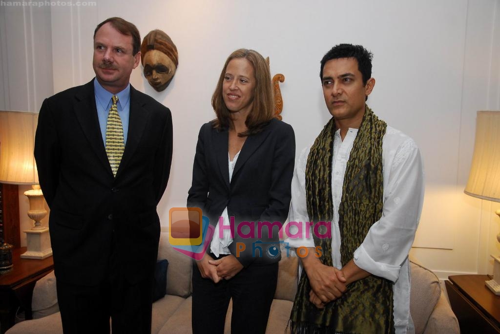 Aamir Khan welcomes Teach For America chief Wendy Kopp on 28th July 2009 