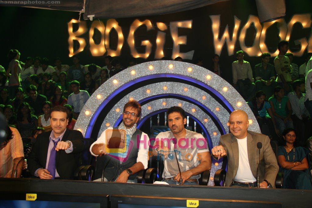 Sunil Shetty, Javed Jaffery, Naved, Ravi Behl on the sets of Boogie Woogie in Andheri, Mumbai on 31st July 2009 