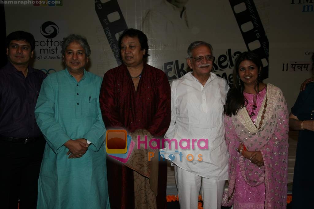 Bhupinder and Mitali Singh, Gulzar at the Launch of Mitali and Bhupinder's album Ek Akela Shaher Mein in Nehru Centre on 11th Aug 2009 