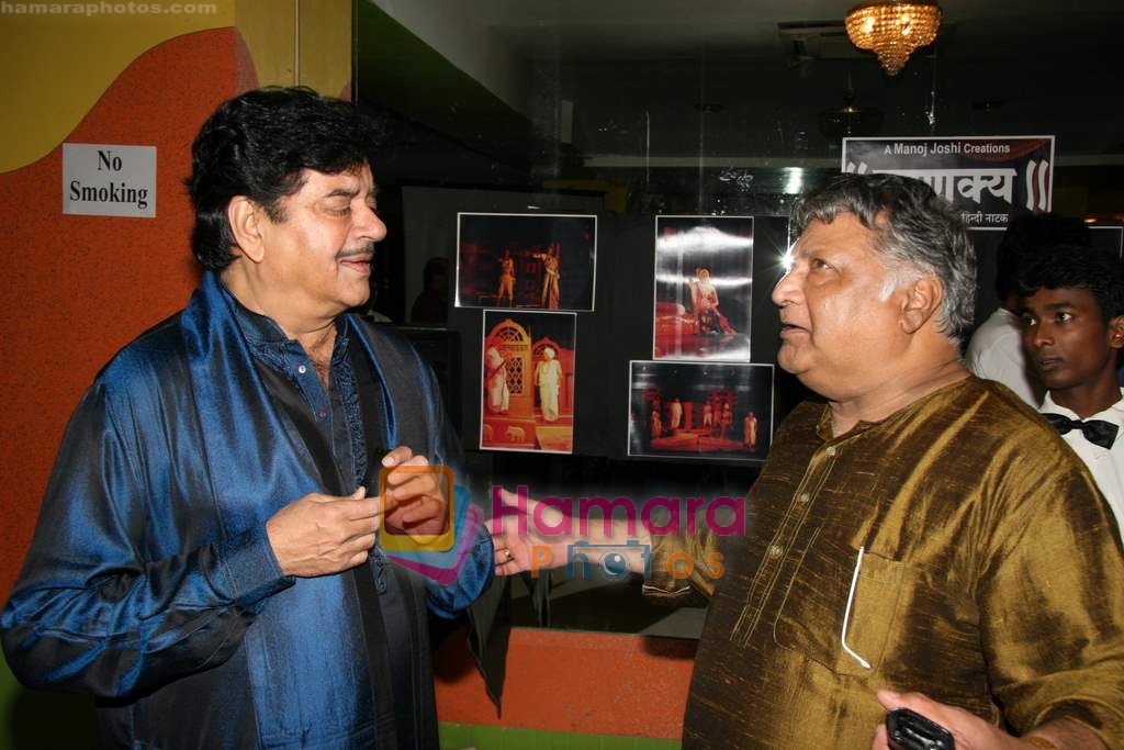 Shatrughan Sinha, Vikram Gokhale at the success bash of Chanakya in Rennaisance Club on 12th Aug 2009 