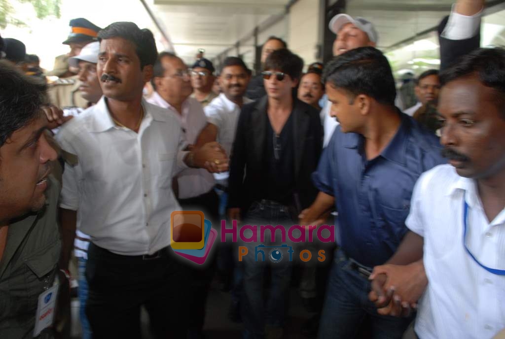 Shahrukh Khan return to Mumbai Airport on 18th Aug 2009 
