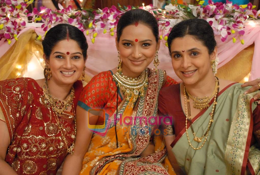 Resham, pallavi & supriya in the Serial Basera on NDTV Imagine