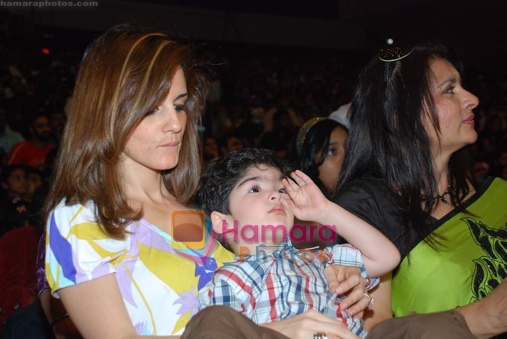 Suzanne Roshan with her son at Rajiv Gandhi Awards in NCPA on 19th Aug 2009 