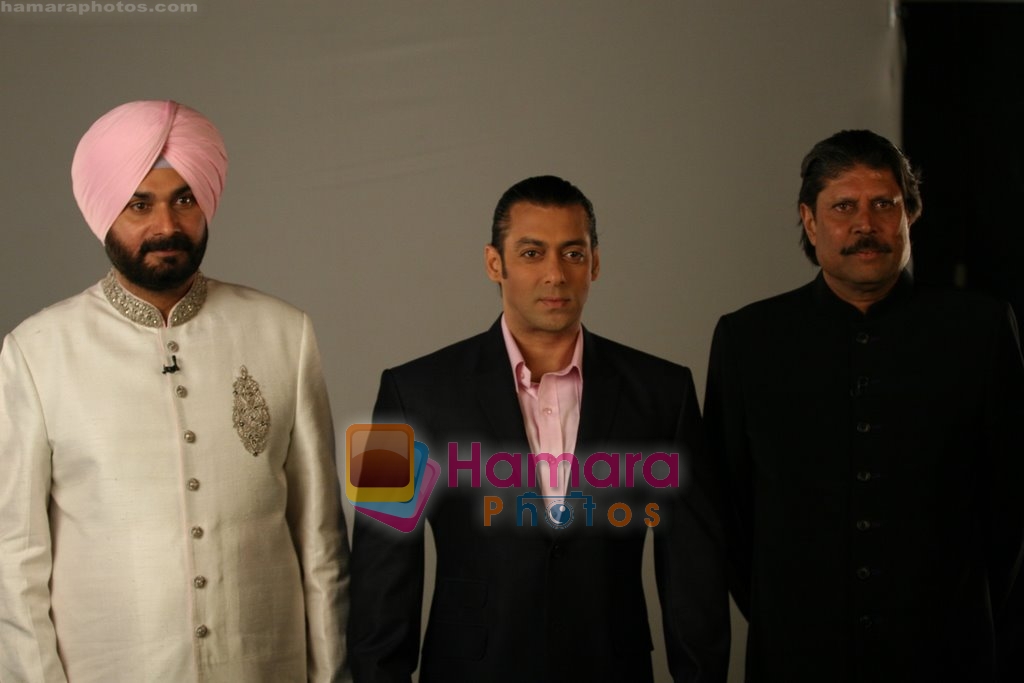 Navjot Singh Sidhu, Salman Khan, Kapil Dev on the sets of Dus Ka Dum in RK Studio, Mumbai on 19th Aug 2009 