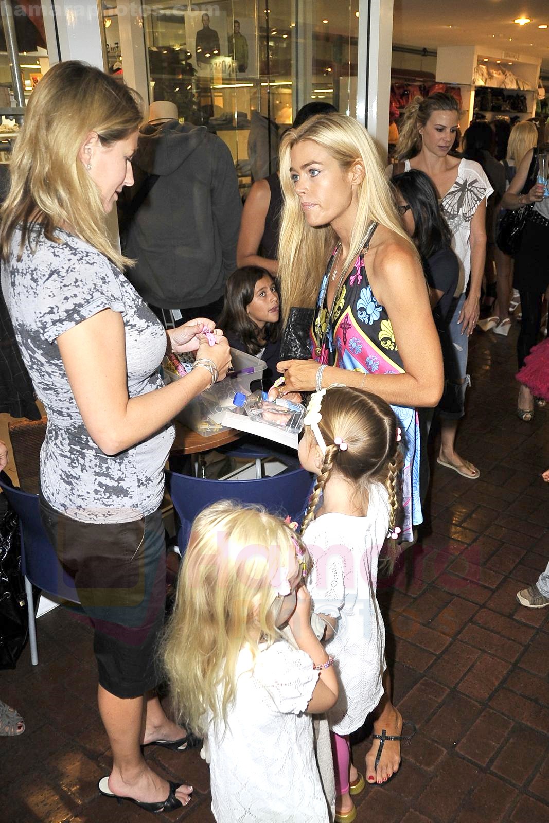 Denise Richards shops at Fred Segal with her daughters in Los Angeles, California on 22.08.09 - RK-IANS-WENN 