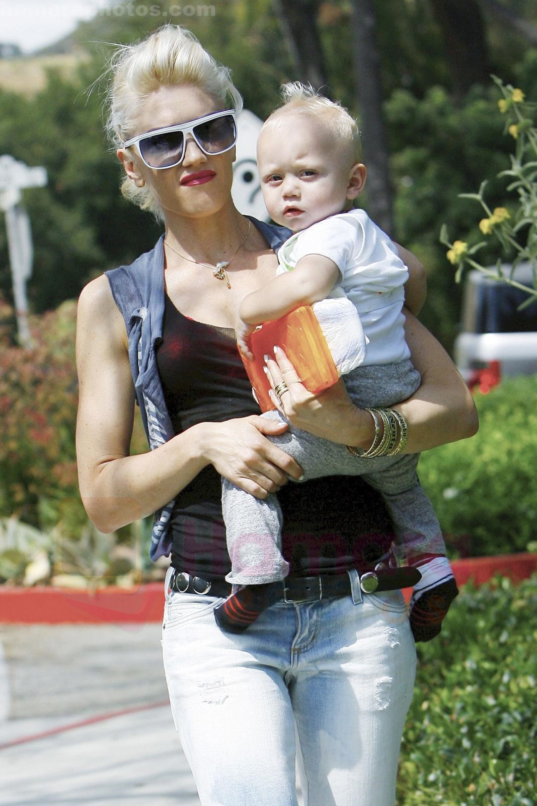 Gwen Stefani and her daughter Zuma goes shopping at Bristol Farms then stop by the park to change Zuma on 22-08-09 