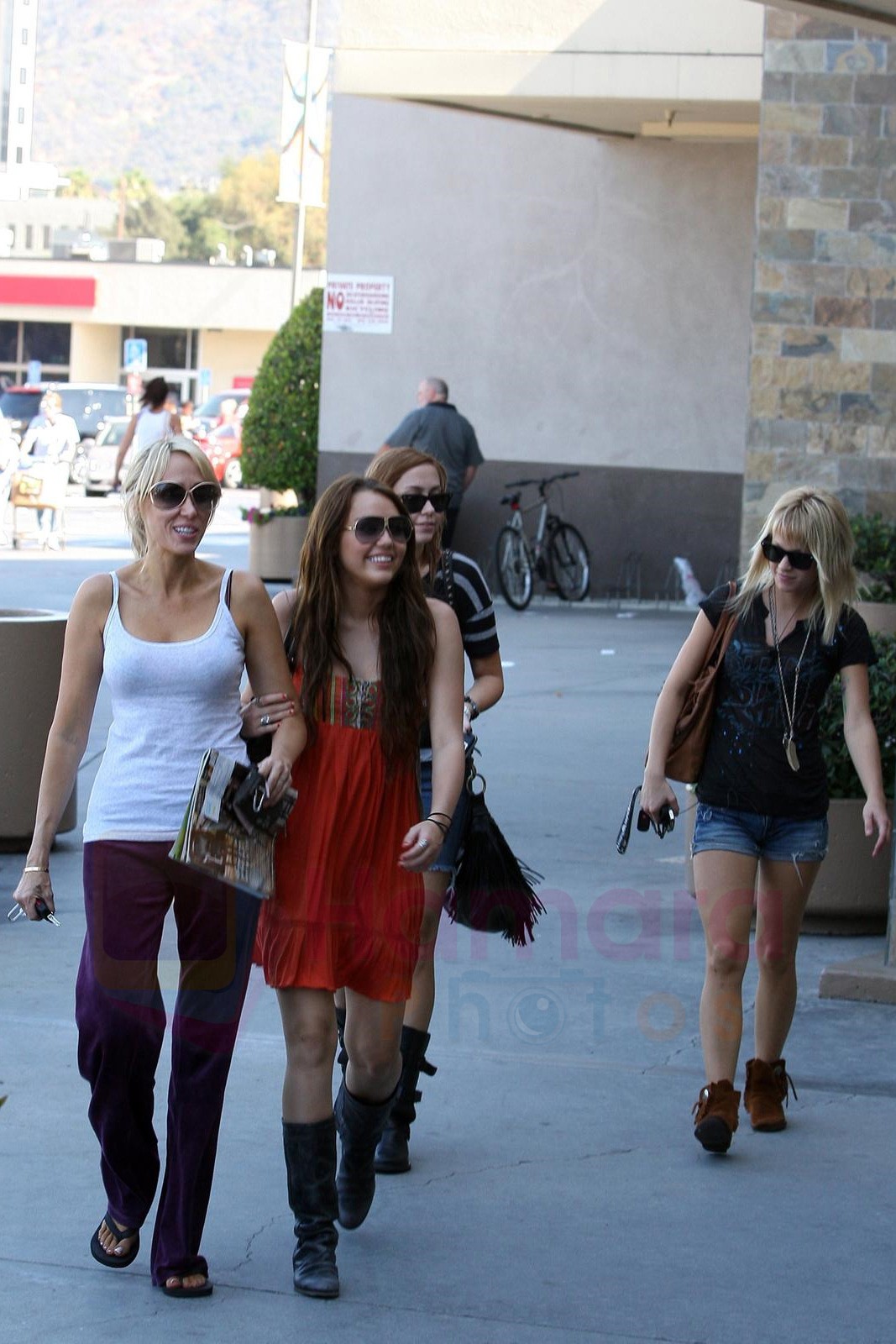 Miley Cyrus at the hair and tanning salon with mum in Studio City, Los Angeles, California - 23rd August 2009 - IANS-WENN 