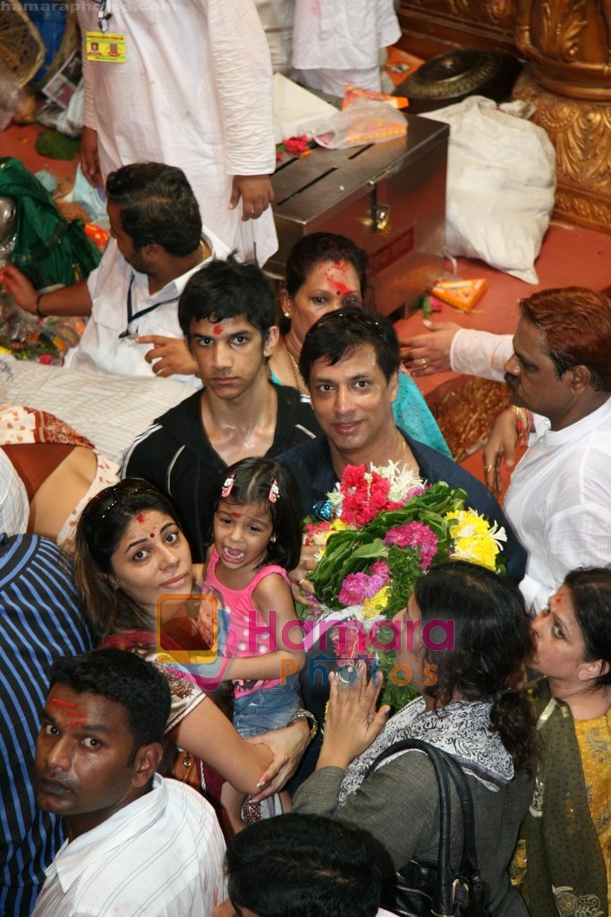 Madhur Bhandarkar visits Lalbaug Ganesha in Mumbai on 26th Aug 2009 