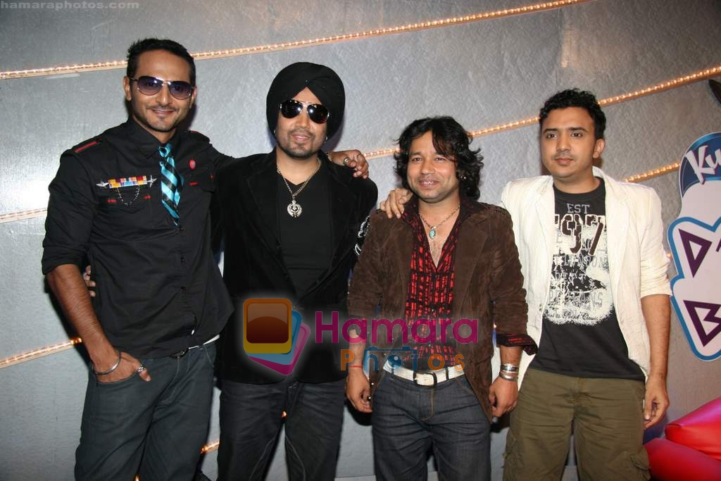 Mika Singh, Nikhil Chinappa, Kailash Kher at Mtv Desi Beats on location in Madh on 27th Aug 2009 