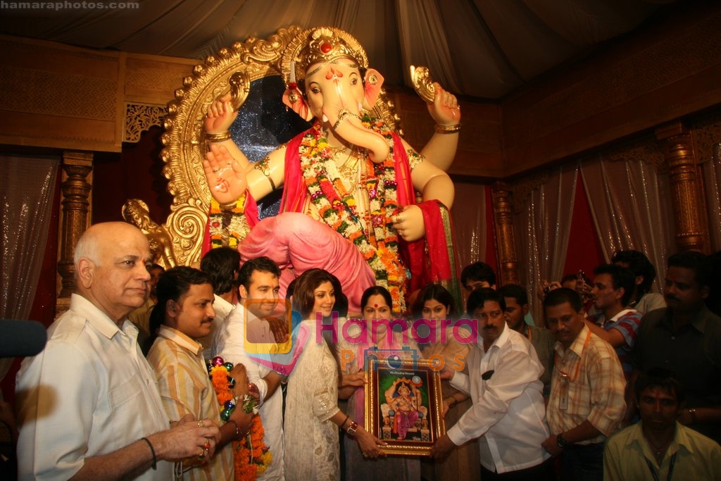 Shilpa Shetty, Raj Kundra, Sunanda Shetty, Shamita Shetty seek ganesha blessings in Chinchpokli, Mumbai on 29th Aug 2009 