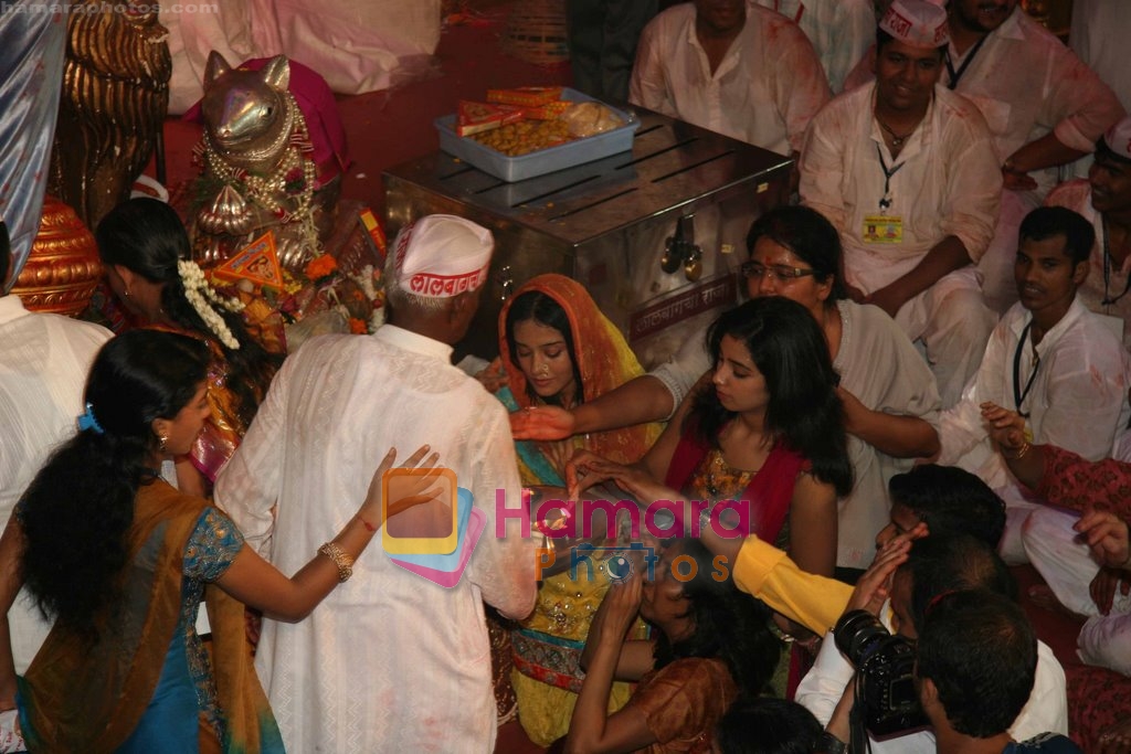 Amrita Rao, Shreya Ghoshal seeks blessings from Lalbaug Ka Raja Ganpati on 30th Aug 2009 