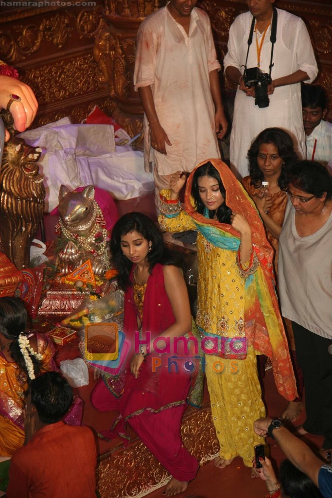 Amrita Rao, Shreya Ghoshal seeks blessings from Lalbaug Ka Raja Ganpati on 30th Aug 2009 