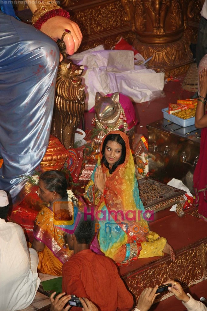 Amrita Rao seeks blessings from Lalbaug Ka Raja Ganpati on 30th Aug 2009 