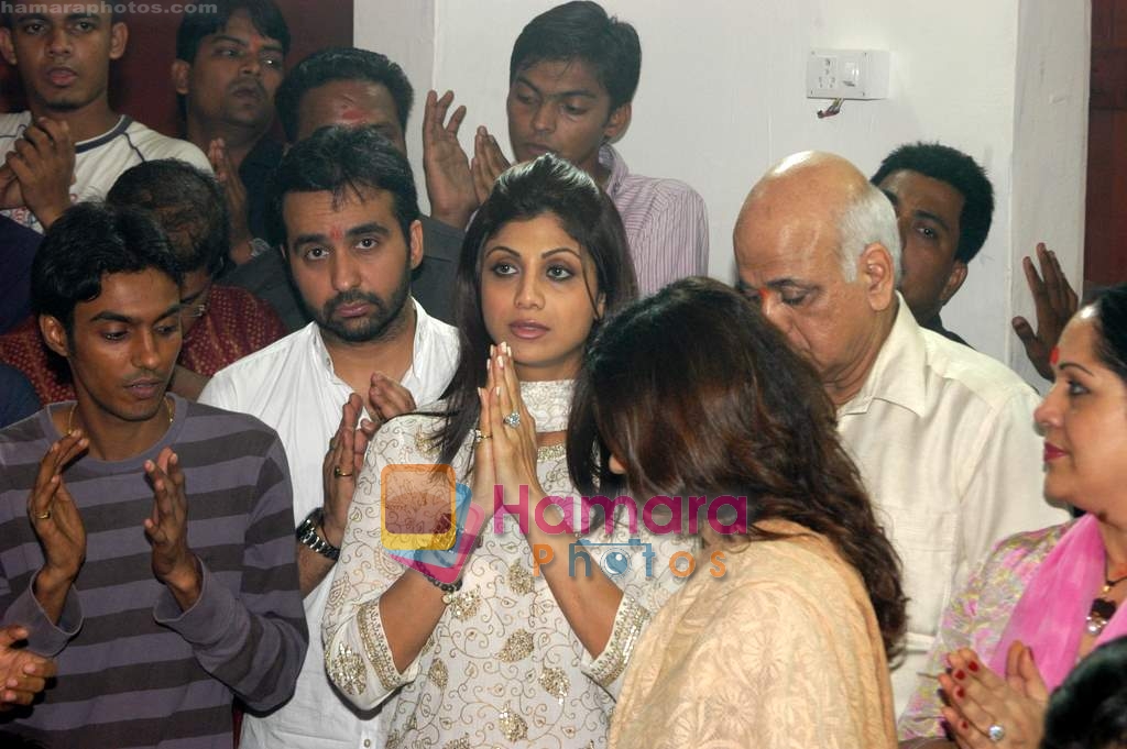 Shilpa Shetty, Raj Kundra, Shamita Shetty, Sunanda Shetty seek ganesha blessings in Chinchpokli, Mumbai on 29th Aug 2009 