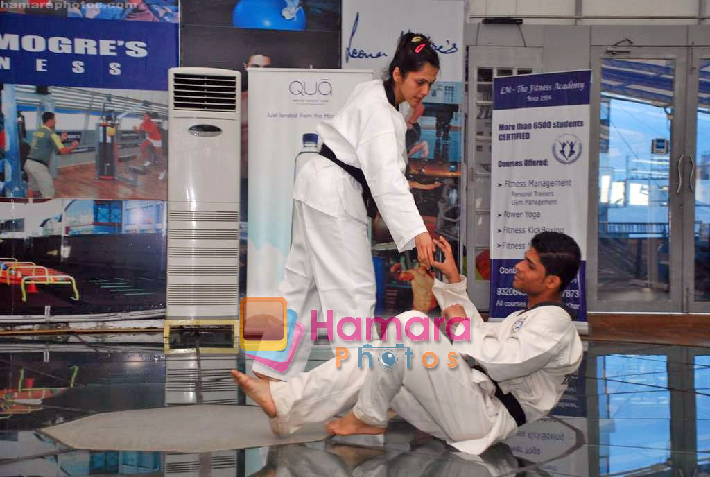 Isha Koppikar martial arts with Leena Mogre in Bandra on 4th Sep 2009 