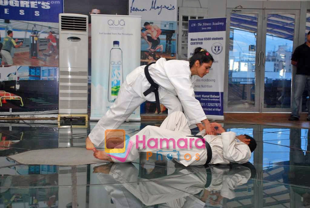 Isha Koppikar martial arts with Leena Mogre in Bandra on 4th Sep 2009 