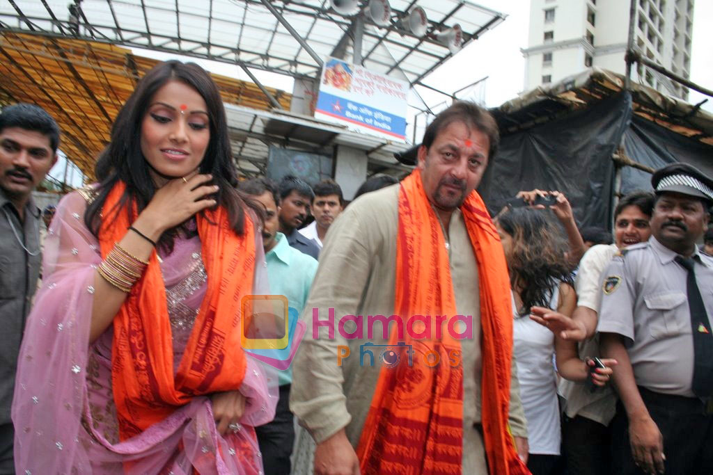 Bipasha Basu, Sanjay Dutt at the Audio Release of All The Best in Siddhivinayak Temple on 6th Sep 2009 