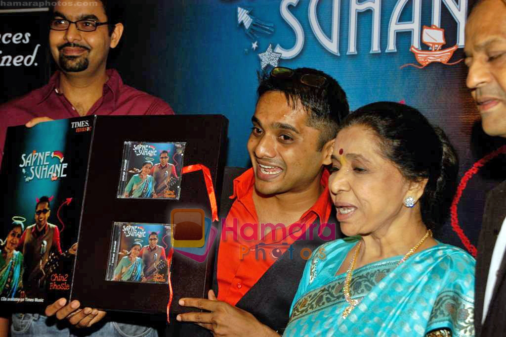 Chaitanya Bhosle, Asha Bhosle at the launch of Chintu Bhosle's new album Sapne Suhane in Puro on 7th Sep 2009 
