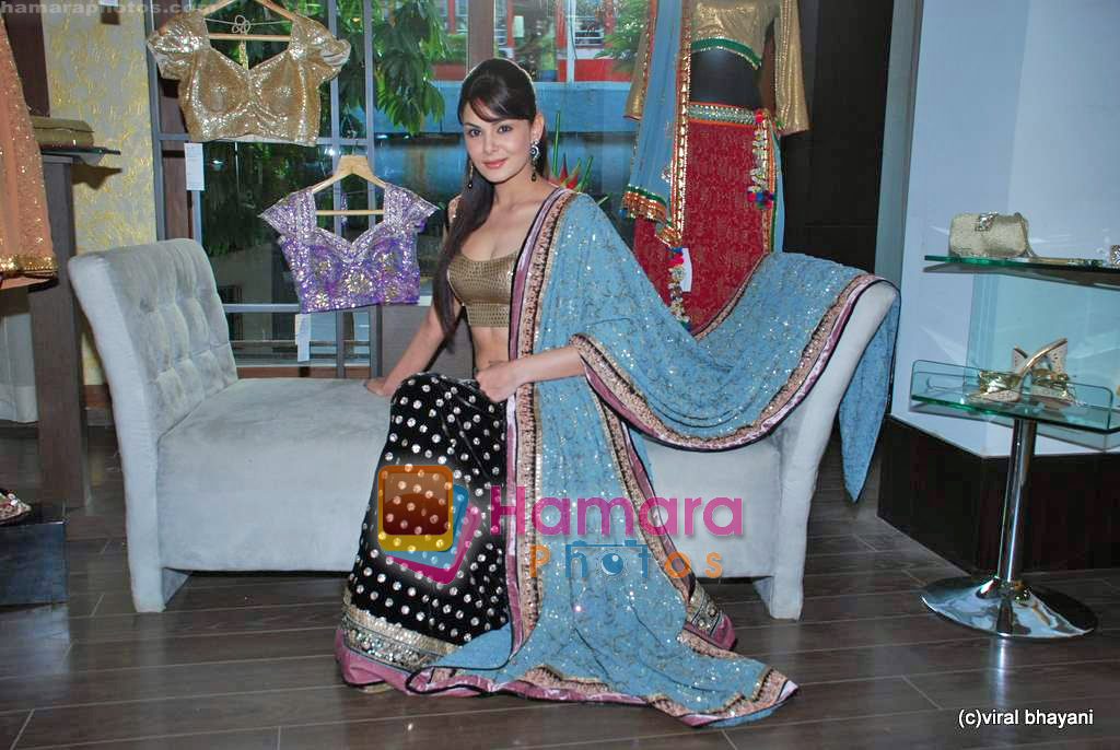 Aanchal Kumar at the preview of Shyamal & Bhumika's collection in Amara on 10th Sep 2009 