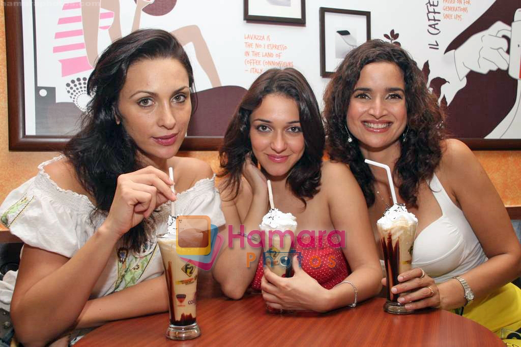 Sushma Reddy, Nauheed Cyrusi, Rozza Catalano unveil F2 coffee in Barista, Juhu on 10th Sep 2009 