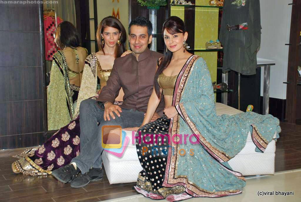Sucheta Sharma, Shyamal, Aanchal Kumar at the preview of Shyamal & Bhumika's collection in Amara on 10th Sep 2009 