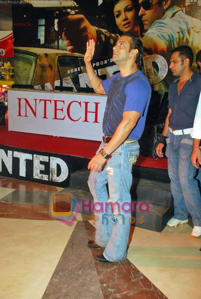 Salman Khan at Inorbit Mall in Malad on 16th Sep 2009 