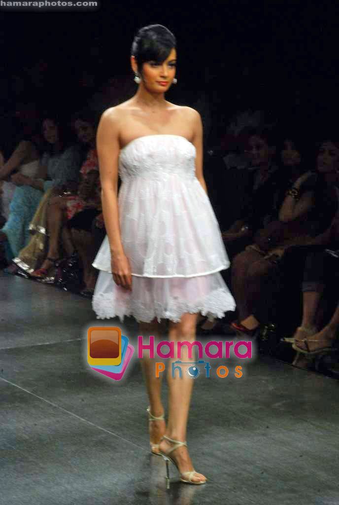 Dia Mirza walk the ramp for Nishka and Neeta Lulla Show on Lakme Fashion Week Day1 on 18th Sep 2009 