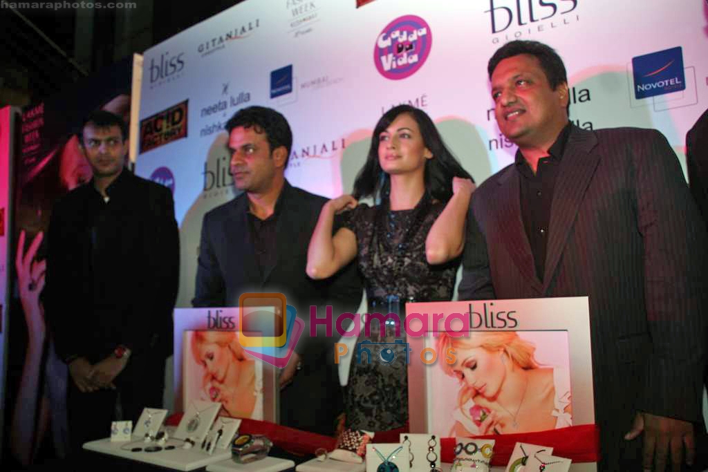 Dia Mirza, Manoj Bajpai, Sanjay Gupta at Gitanjali Bliss bash in Novatel on 17th Sep 2009 