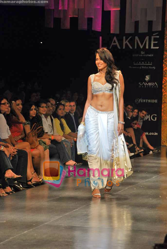 Sameera Reddy walk the ramp for Nishka and Neeta Lulla Show on Lakme Fashion Week Day1 on 18th Sep 2009 