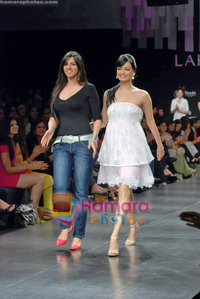 Dia Mirza, Nishka Lulla walk the ramp for Nishka and Neeta Lulla Show on Lakme Fashion Week Day1 on 18th Sep 2009 