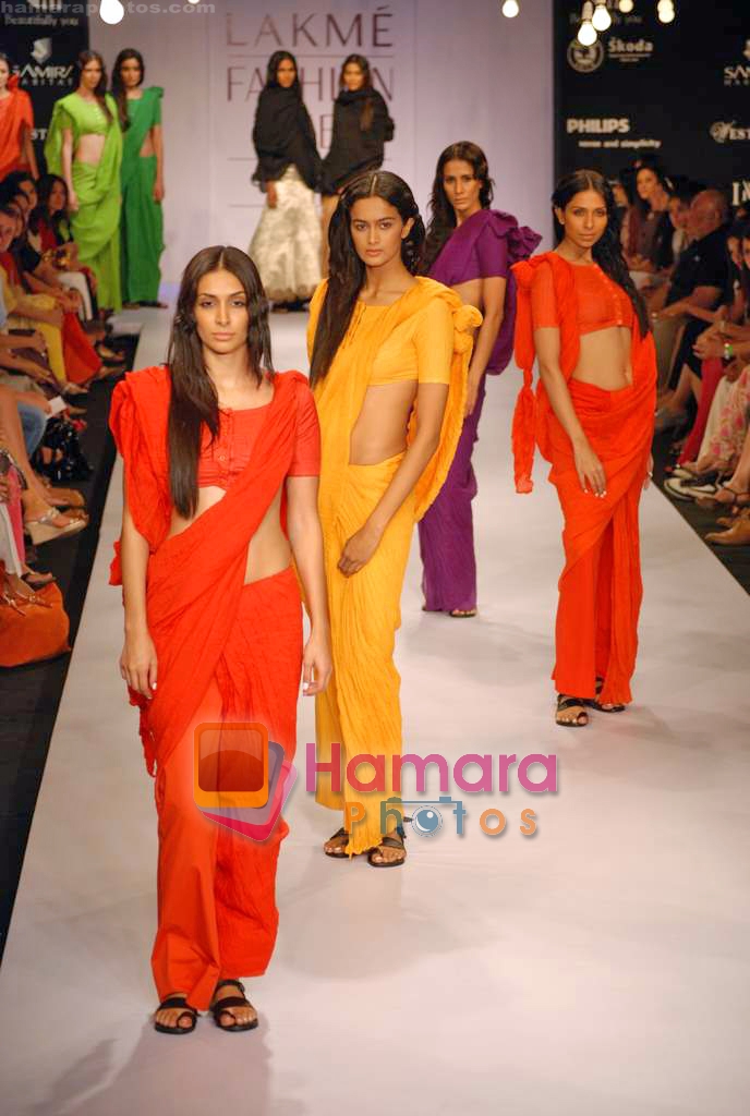 Model walk the ramp for Anamika Khanna's Show on LIFW Day 2 on 19th Sep 2009 