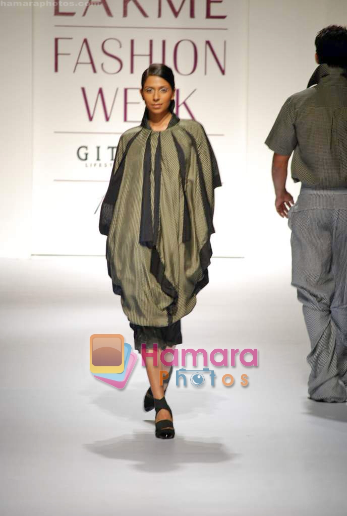 Model walk the ramp for Anuj Sharma's Show on LIFW Day 2 on 19th Sep 2009 