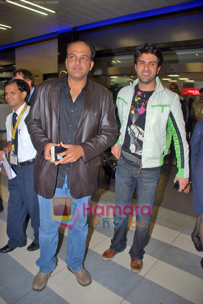 Ashutosh Gowariker, Harman Baweja return after What's Your Raashee Toronto premiere in Mumbai Airport on 21st Sep 2009 