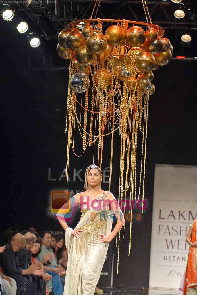 Lara Dutta walk the ramp for Rakesh Aggarwal's Show on LIFW Day 5 on 22nd Sep 2009 
