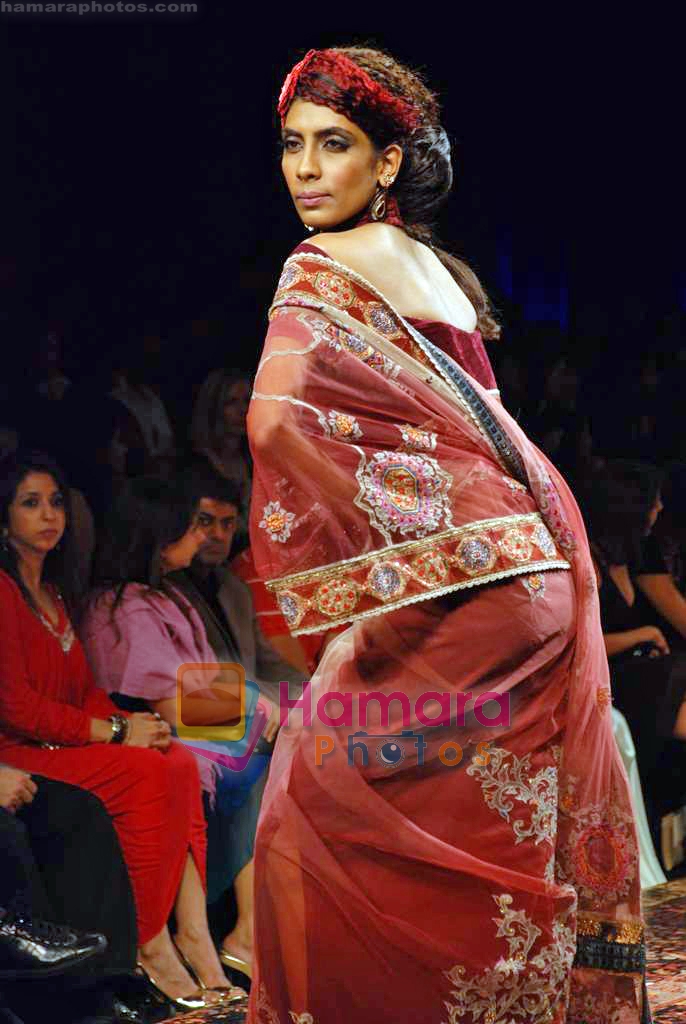 Model walk the ramp for Tarun Tahiliani's Show on LIFW Day 5 on 22nd Sep 2009 