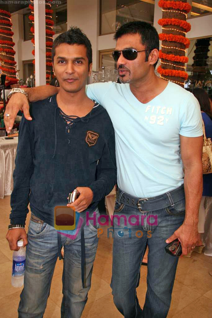 Sunil Shetty, Vikram Phadnis at Araaish Exhibition in aid of the - Save the Children India Foundation in Blue Sea, Worli on 22nd Sep 2009  