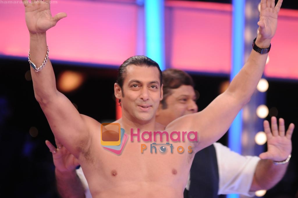 Salman Khan goes Topless for Do Knot Disturb 
