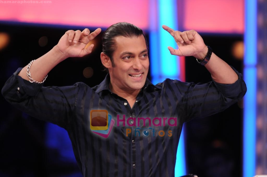 Salman Khan goes Topless for Do Knot Disturb 