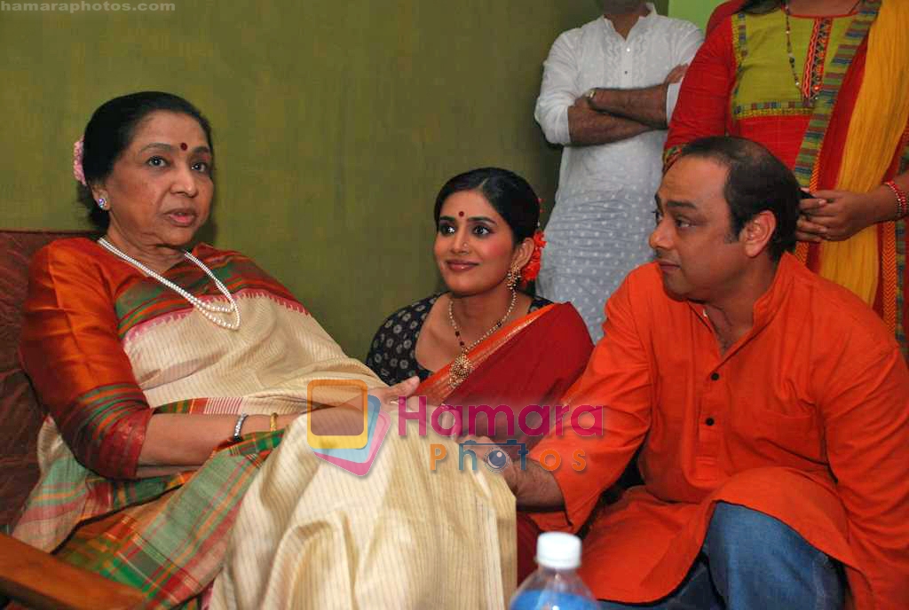 Asha Bhosle, Sachin Khedekar , Sonali Kulkarni at book launch on Smita Patil in Dinanath Mangeshkar Hall on 24th Sep 2009 