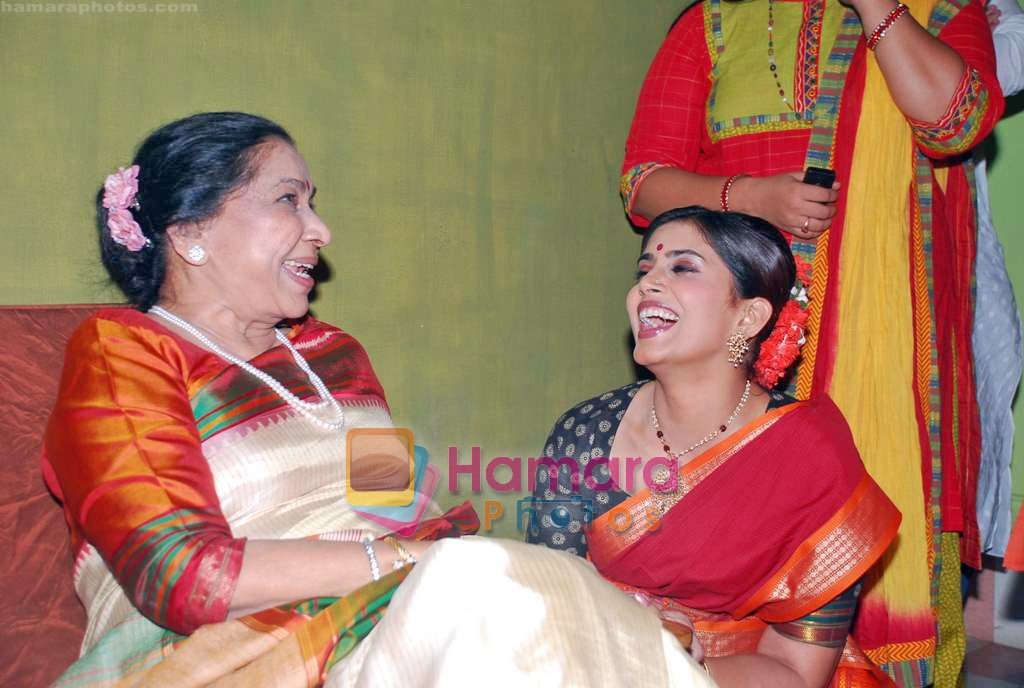 Asha Bhosle, Sonali Kulkarni at book launch on Smita Patil in Dinanath Mangeshkar Hall on 24th Sep 2009 