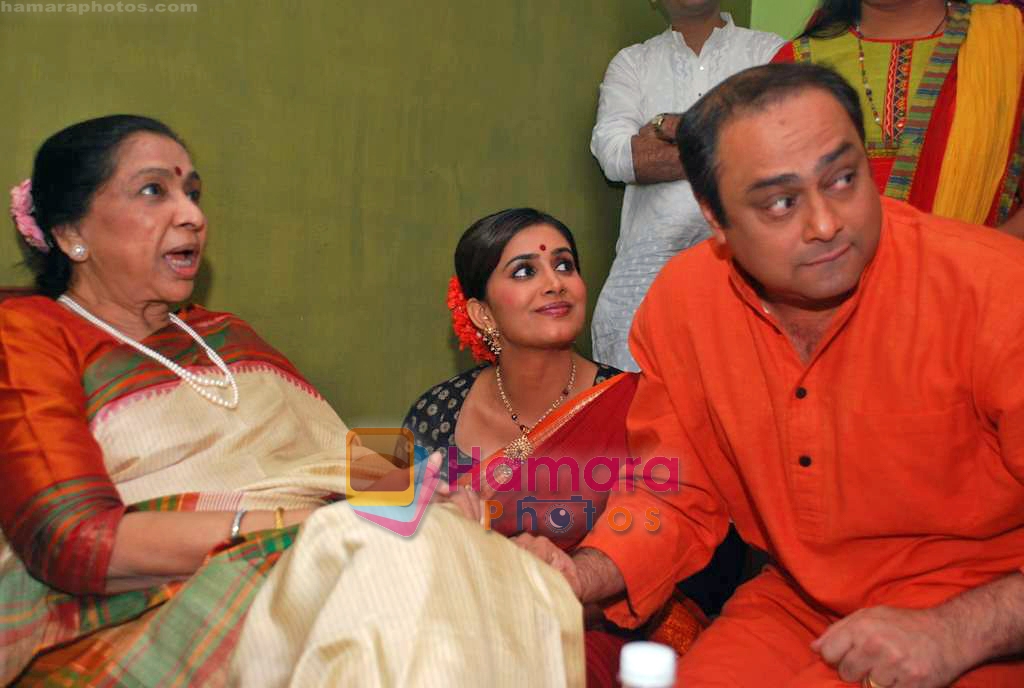 Asha Bhosle, Sachin Khedekar , Sonali Kulkarni at book launch on Smita Patil in Dinanath Mangeshkar Hall on 24th Sep 2009 