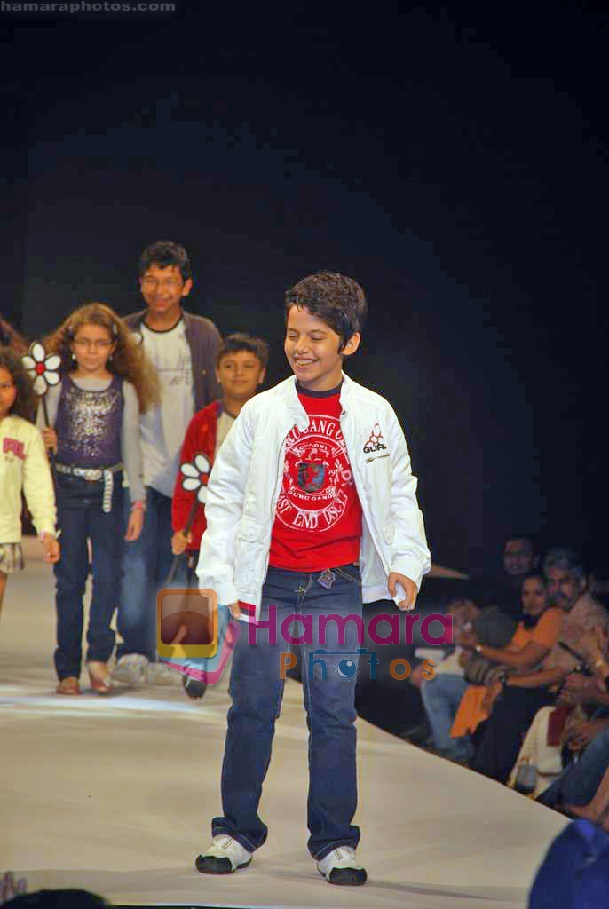 Darsheel Safary walk the ramp for Guru brand in Taj Land's End on 25th Sep 2009 