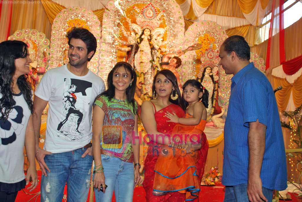 Rani Mukherjee, Ashutosh Gowariker, Sunita Gowariker, Harman Baweja at Durga Pooja in Santacruz, Mumbai on 25th Sep 2009 