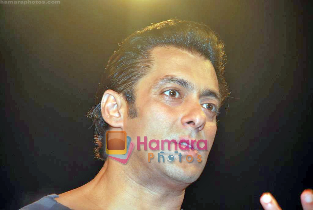 Salman Khan walk the ramp for Guru brand in Taj Land's End on 25th Sep 2009 